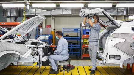 در گروه بهمن مشغول به کارند