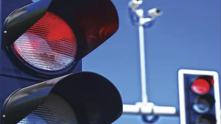 تخلف عبور از چراغ قرمز