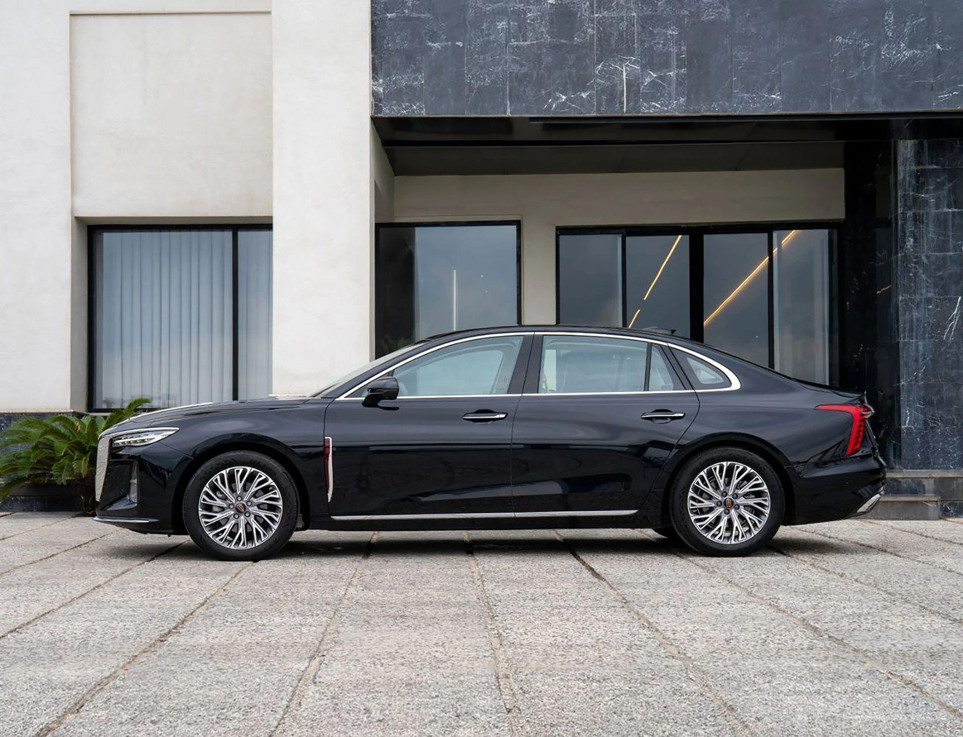 نمای جانبی هونگچی H5