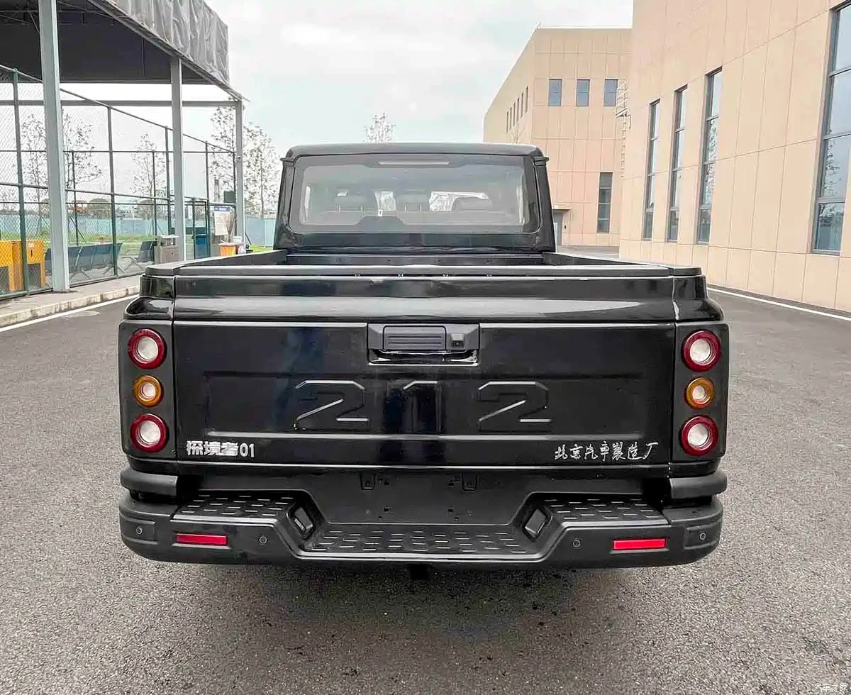 نمای عقب پیکاپ 212 BAW