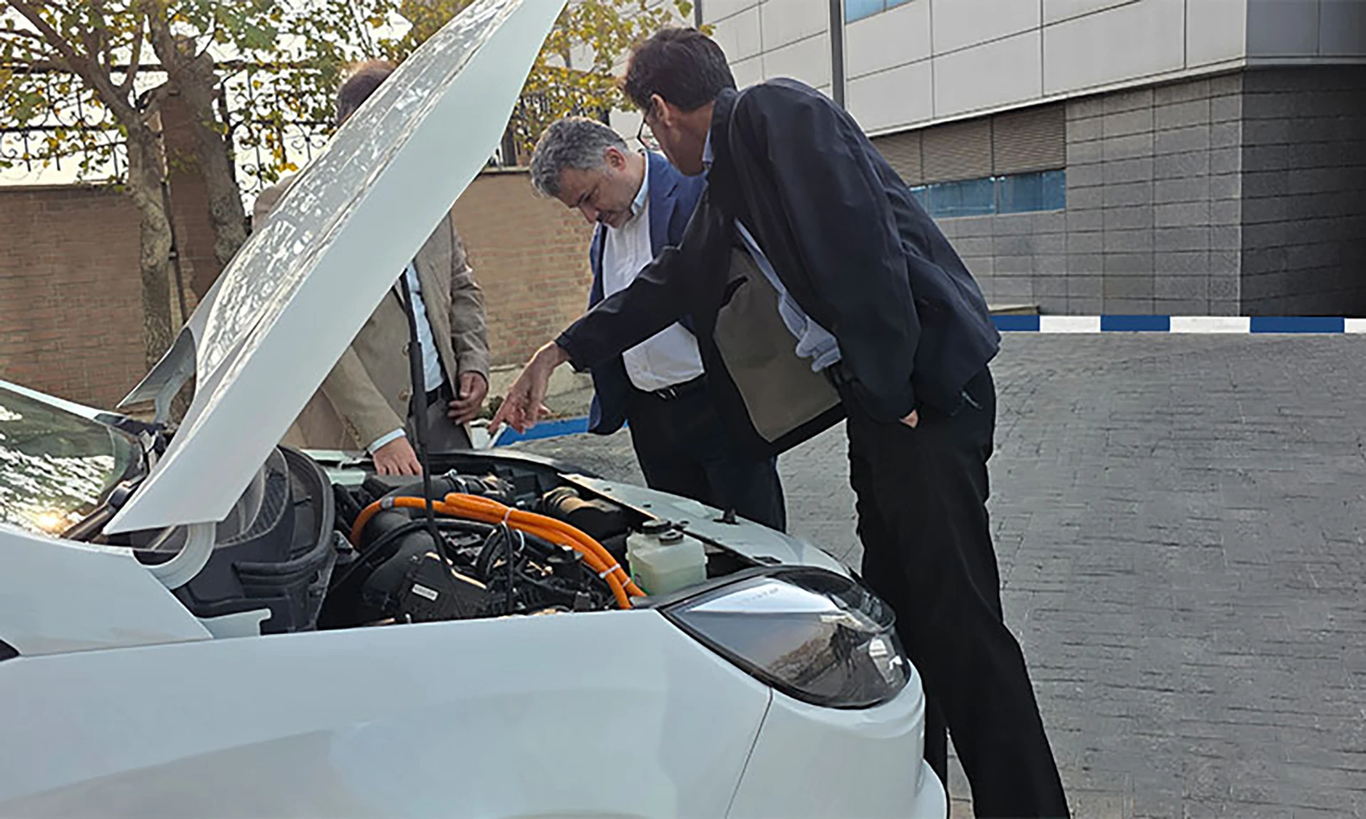 بازدید مدیر عامل کرمان موتور از سدان هیبرید ملی ایگل